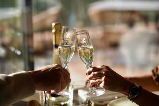 deux verre champagne, deux mains qui tiennent les verres
